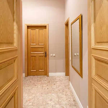 Old 2 Bedroom Vecpilsetas Street * リガ