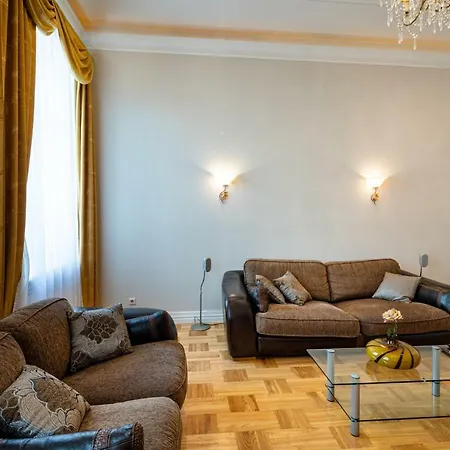 Old 2 Bedroom Vecpilsetas Street アパート