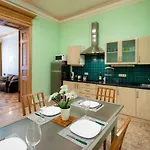 Old 2 Bedroom Vecpilsetas Street شقة *
